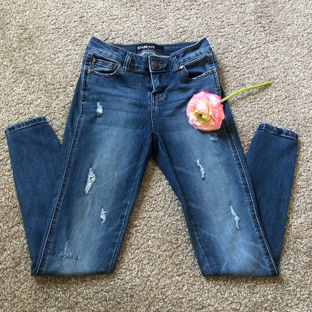 Super cute ripped jeans!